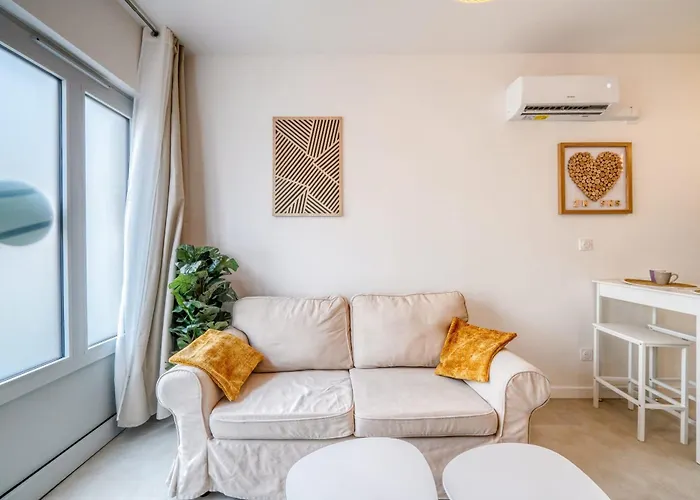 Romance And Brightness In The Heart Of * Burdeos